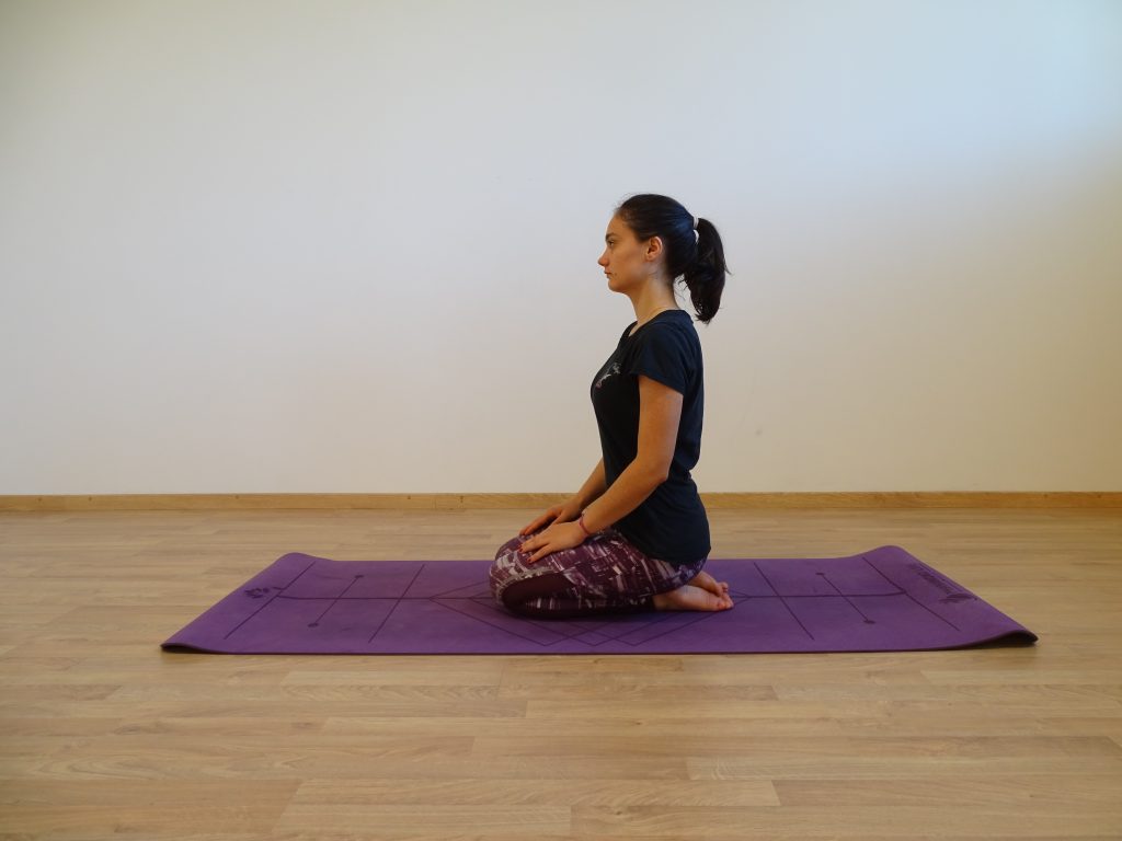 Posture seiza par la fée vedique. Posture de yoga et d'art martiaux pour la sérénité 