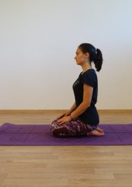 Posture seiza par la fée vedique. Posture de yoga et d'art martiaux pour la sérénité